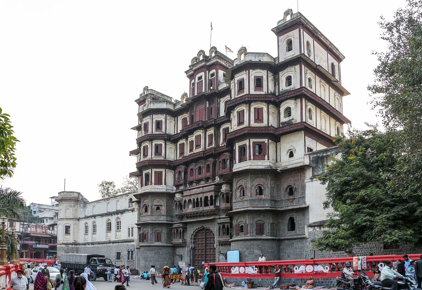 The seven-storey gateway of the Rajwada palace in the centre of Indore, with traffic in the square in front.